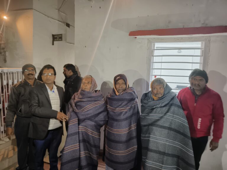 एसडीएम ने जरूरतमंदों के बीच बांटे कंबल