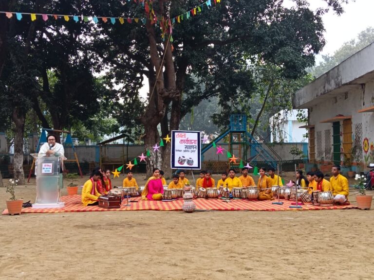 कार्यशाला के दौरान बच्चों को तबला वादन का दिया गया विस्तृत प्रशिक्षण