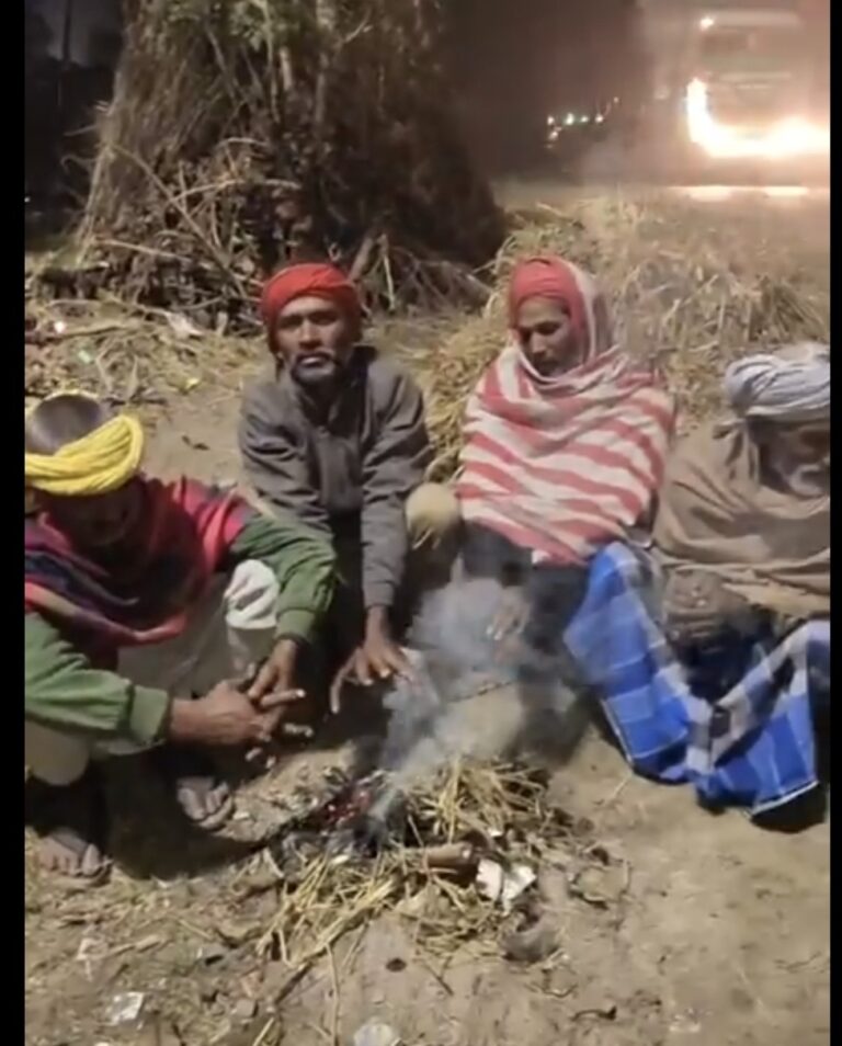 लोगों ने प्रशासन से की चौक-चौराहों पर अलाव जलाने की मांग