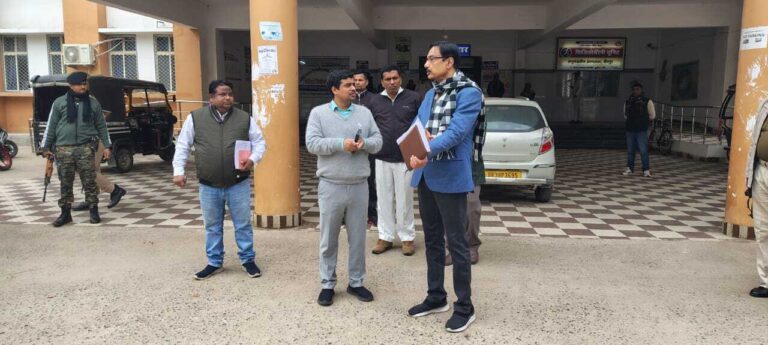 डीएम ने अनुमंडलीय अस्पताल का किया निरीक्षण, साफ-सफाई को लेकर दिखे नाराज