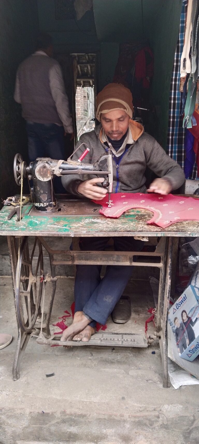रेडीमेड कपड़े ने तोड़ दी दर्जी की कमर