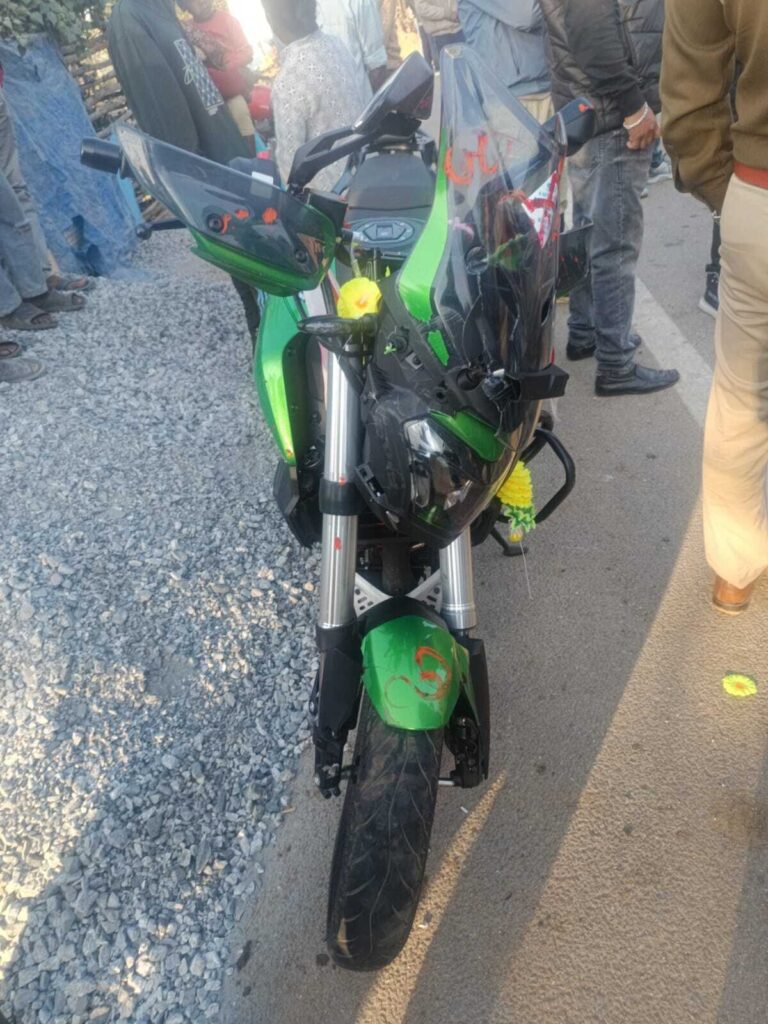 बाइक की पूजा कराकर घर लौट रहे युवक की हादसे में मौत, दो घायल