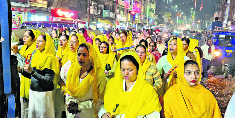 Chaibasa News : प्रकाश पर्व पर चक्रधरपुर में निकली शोभायात्रा