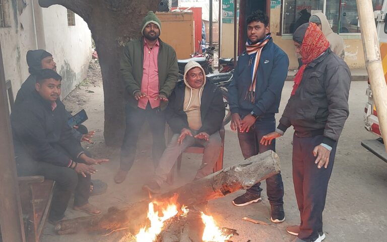 पछुवा हवा ने एक बार फिर बढ़ाई कनकनी, घरों में सिमटे लोग