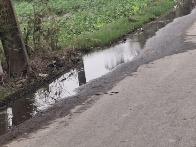 Samastipur News:4 महीने से सड़क पर बह रहा पानी, प्रशासन अनजान