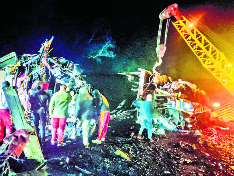 Rourkela News : आमने-सामने की जोरदार टक्कर के बाद ट्रक व हाइवा में लगी आग, दोनों चालकों की मौत