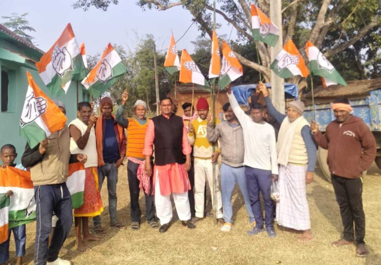 प्रखंड कांग्रेस कार्यकर्ताओं ने मनाया पार्टी का स्थापना दिवस