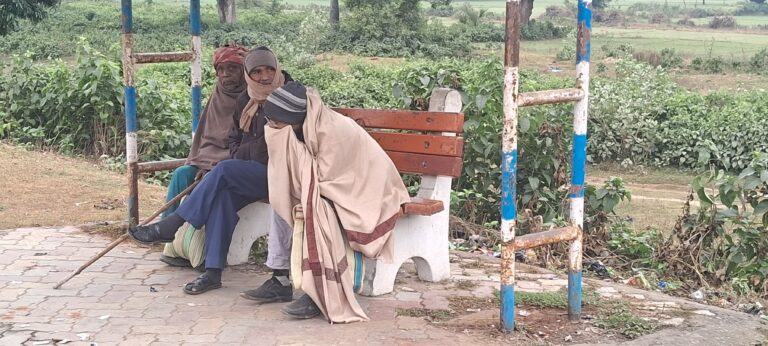 ठंड से थम गयी जिंदगी, अलाव बना गरीबों की आखिरी आस