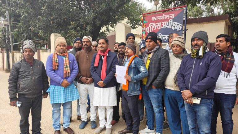 धर्म परिवर्तन कराने के प्रयास कर रहे युवकों के खिलाफ सौंपा ज्ञापन