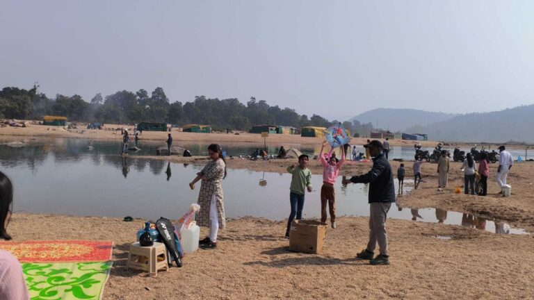 पिकनिक स्पॉट में उमड़े सैलानी