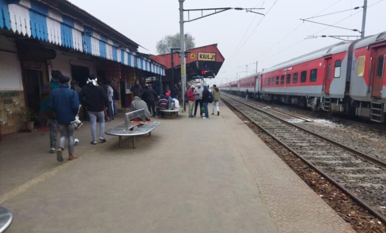 झाझा-किऊल रेलखंड पर सामान्य परिचालन नहीं होने से यात्रियों को परेशानी