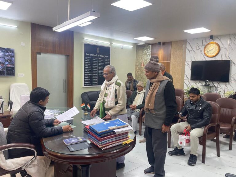 वर्ष के अंतिम दिन डीएम ने सुनी जनता की फरियाद, कई मामलों का हुआ त्वरित समाधान