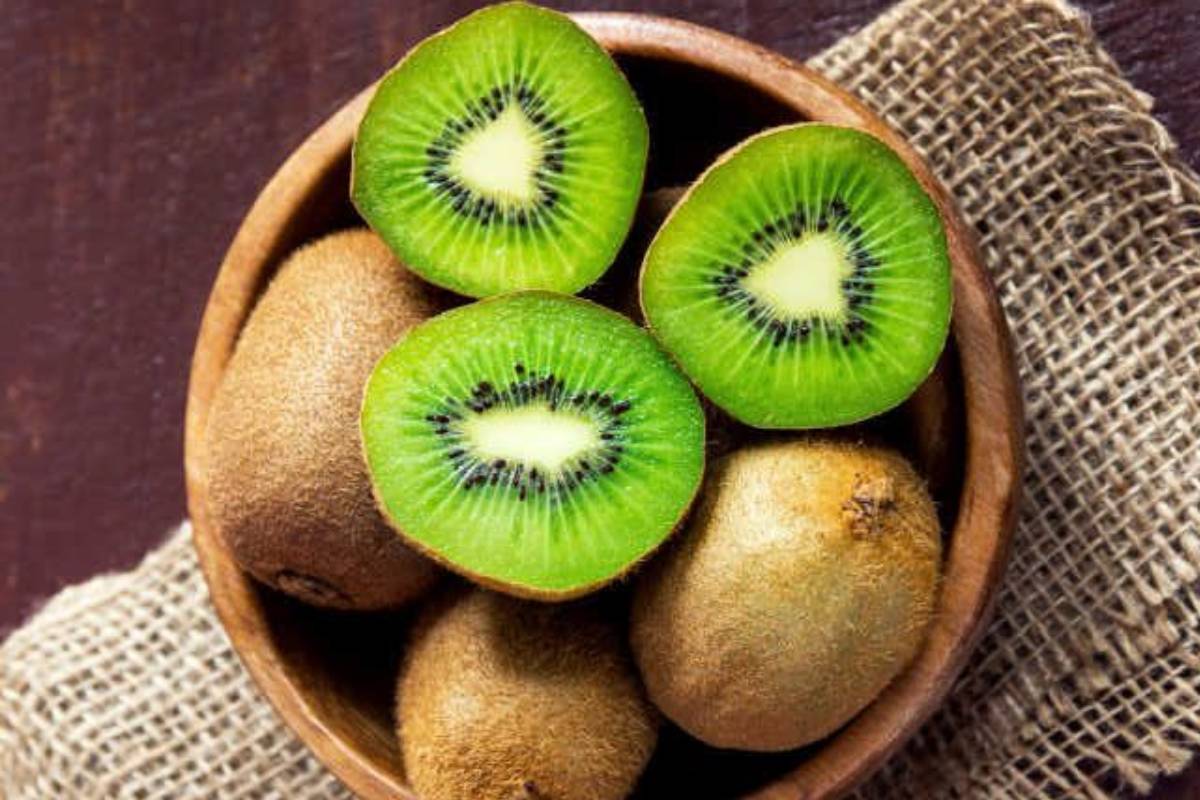 How To Grow Kiwi At Home: घर पर कीवी कैसे उगाएं? जानें सबसे आसान तरीका और देखभाल के लिए टिप्स 1 How To Grow Kiwi At Home