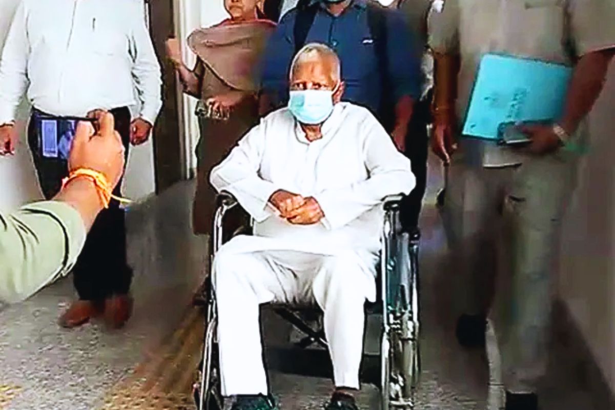 Lalu Yadav: फिर काम आई बेटी! चुपके से लालू यादव पहुंचे इस बेटी के पास… कानों कान नहीं हुई खबर