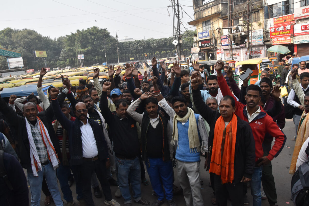 pradarshan karte auto driver
