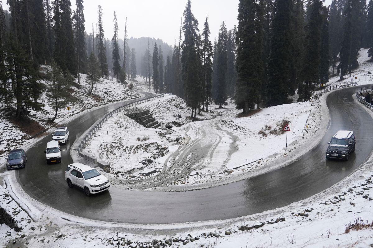 Kashmir Weather: ठंड से कांप रहा कश्मीर, गुलमर्ग और पहलगाम में पारा शून्य से नीचे, बारिश और बर्फबारी का अलर्ट 1 Snow-Covered-Valley
