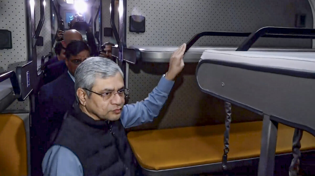 Vande Bharat Sleeper Train : अंदर से 'महल' जैसी दिखती है नई वंदे भारत स्लीपर, किराया जानकर झूम उठेंगे 3 03011 Pti01 03 2026 000197A