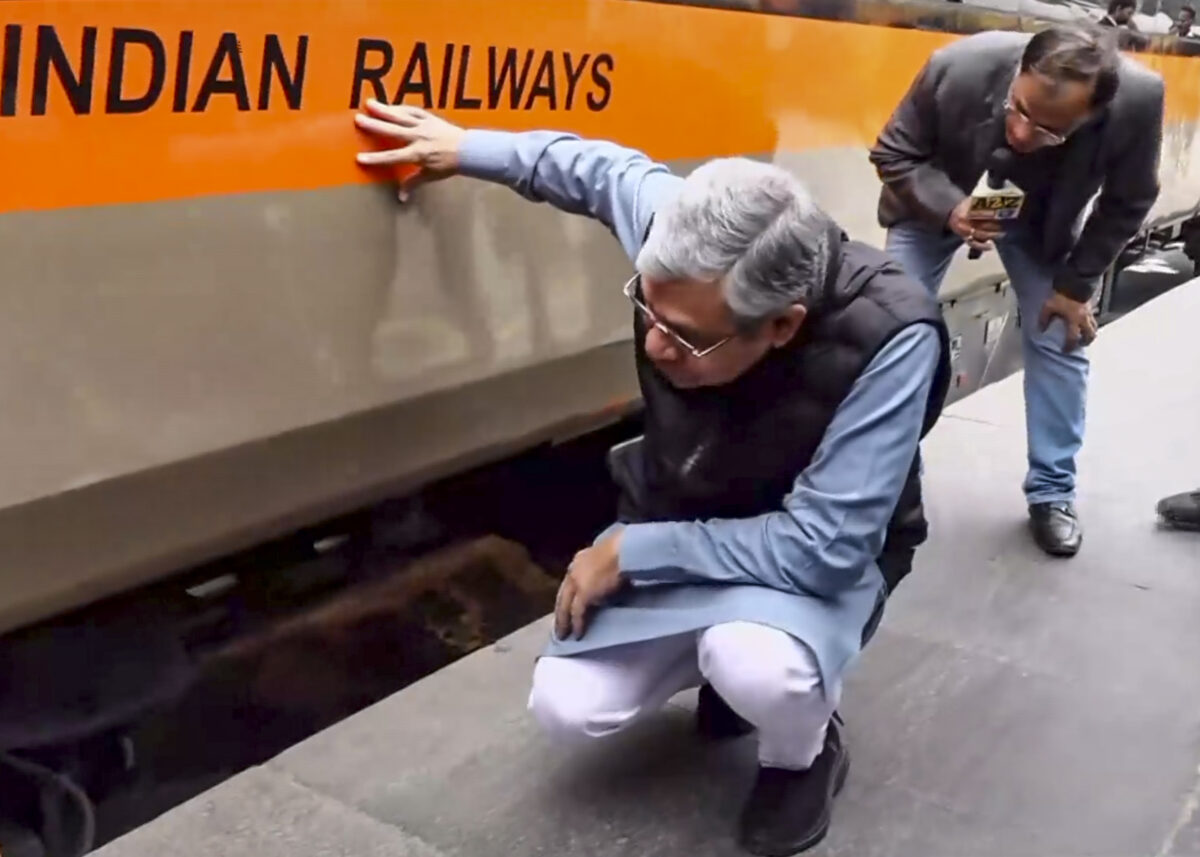 Vande Bharat Sleeper Train : अंदर से 'महल' जैसी दिखती है नई वंदे भारत स्लीपर, किराया जानकर झूम उठेंगे 4 03011 Pti01 03 2026 000236B