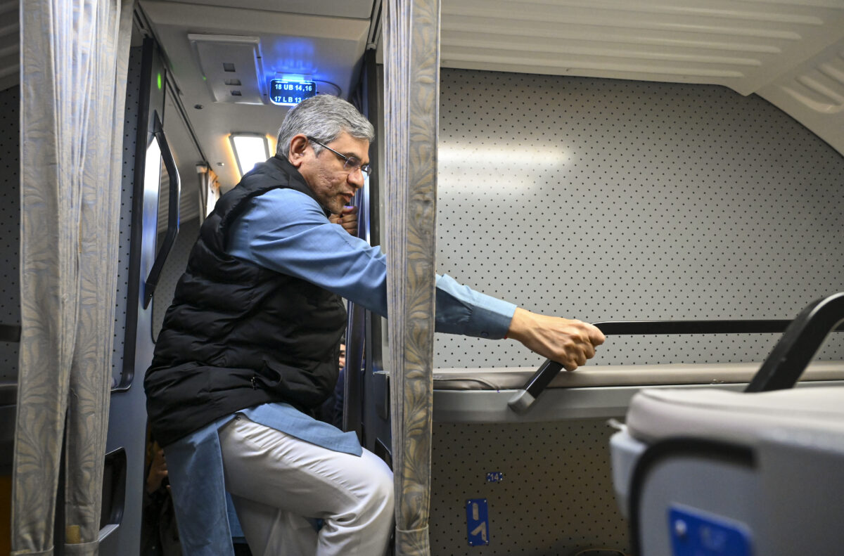 Vande Bharat Sleeper Train : अंदर से 'महल' जैसी दिखती है नई वंदे भारत स्लीपर, किराया जानकर झूम उठेंगे 2 03011 Pti01 03 2026 000281A