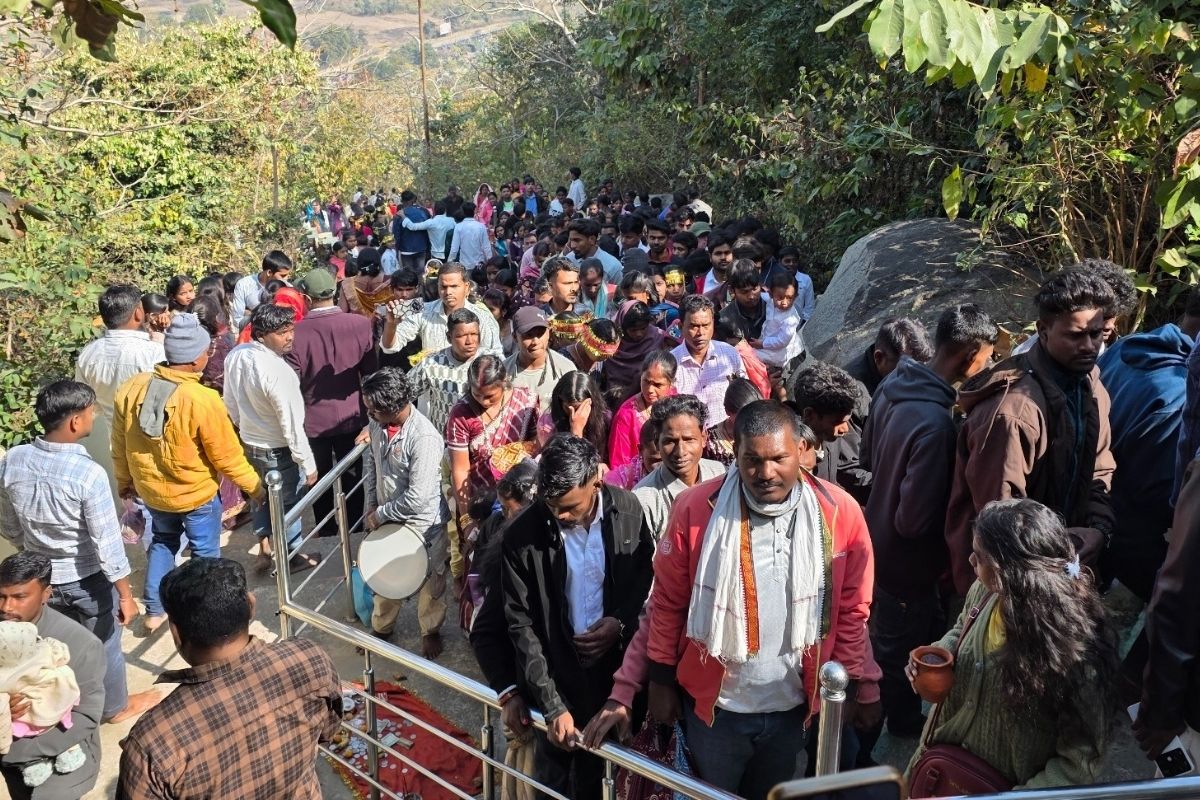 Kharsawan News: आकर्षणी माता शक्ति पीठ पर आखान यात्रा में उमड़े श्रद्धालु, 300 फीट ऊंचे पहाड़ी पर हुई पूजा 1 Akarshani Mata Shakti Peeth 1