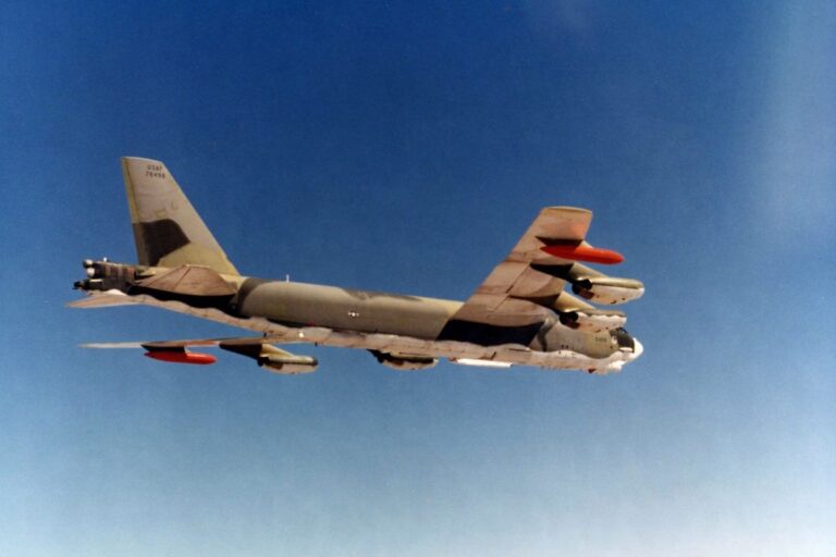 America Operation Crested Ice: समुद्री द्वीप पर क्रैश हुआ था अमेरिकी B-52 परमाणु बॉम्बर, 58 साल बाद फिर चर्चा में