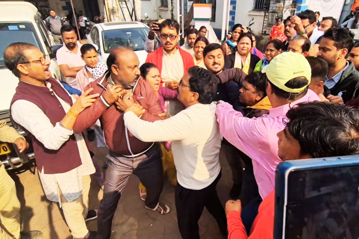 आसनसोल में SIR पर बवाल, तृणमूल कार्यकर्ताओं ने लोगों के फॉर्म-7 छीनकर फाड़े-जलाये, बीजेपी का जोरदार प्रदर्शन