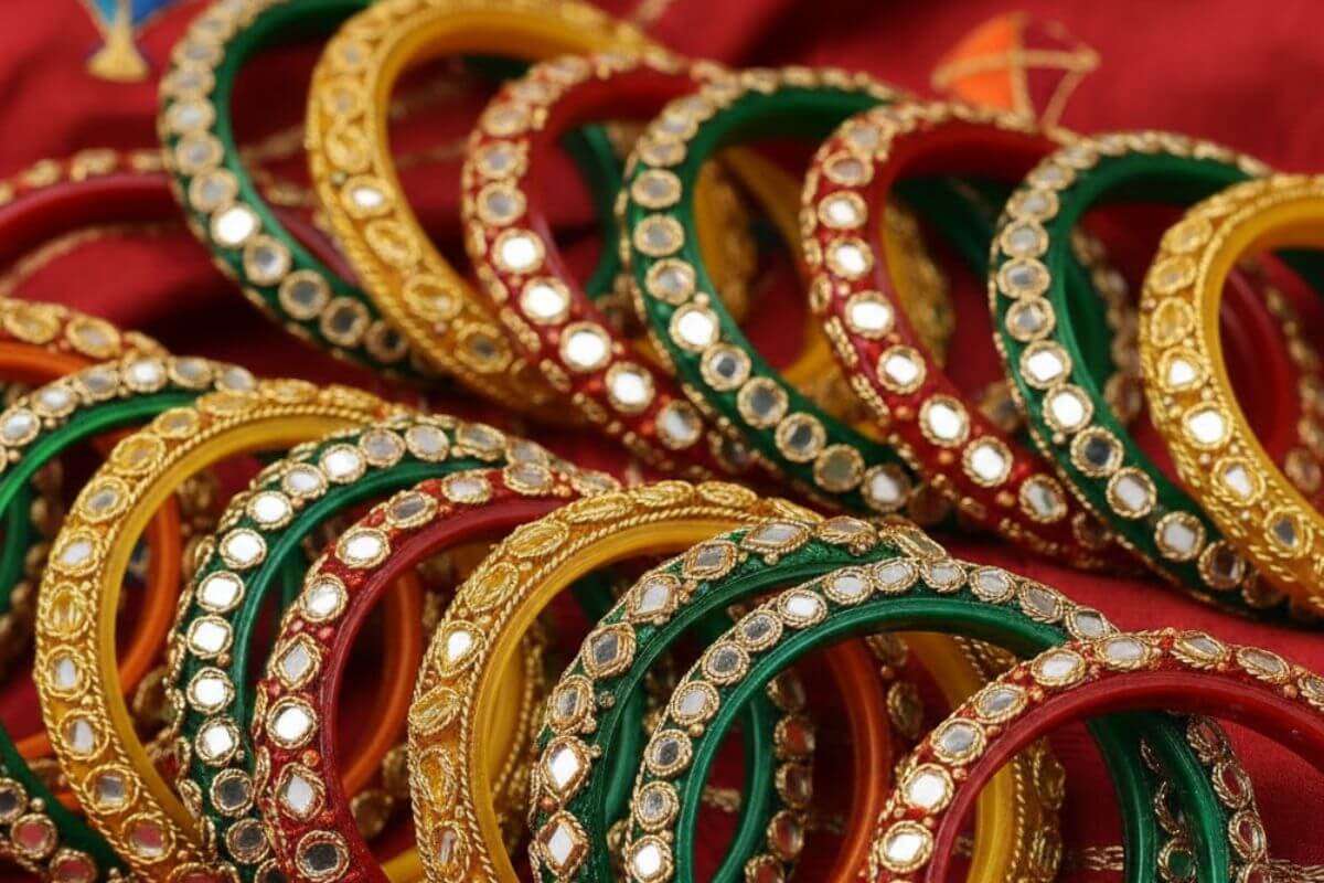 Bangles Design For Makar Sankranti: मकर संक्रांति पर खास दिखना है तो पहनें ये खूबसूरत बैंगल्स डिजाइन 1 Mirror Work Bangles Design