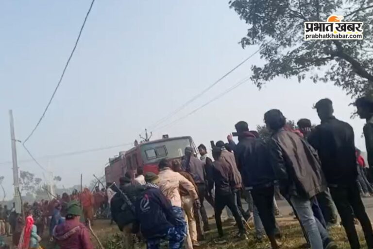 अतिक्रमण हटाने गई प्रशासन पर गांव वालों  ने किया हमला, अधिकारियों को लगी चोट 