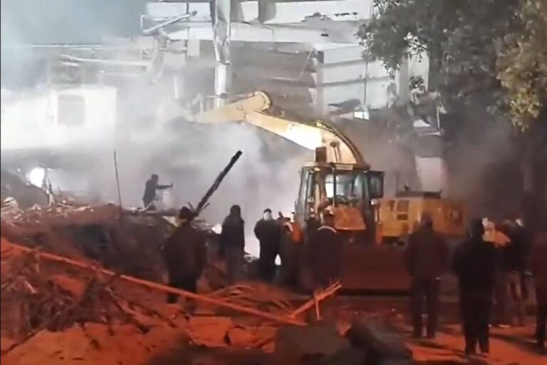 दिल्ली में आधी रात बुलडोजर एक्शन, मस्जिद के पास अतिक्रमण रोधी अभियान के दौरान हिंसा, 10 लोगों को हिरासत में लिया गया