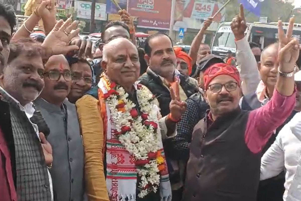 Dhanbad: पूर्व मेयर चंद्रशेखर अग्रवाल ने किया नामांकन, समर्थकों के साथ निकाली रैली