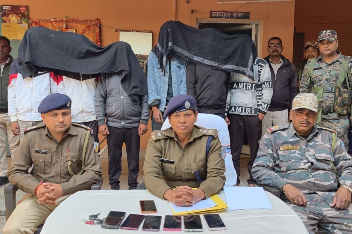 चतरा में नकली शराब की तस्करी करने वाले गैंग का भंडाफोड़, दो कारों से 21 पेटी जब्त, 6 दबोचे गये