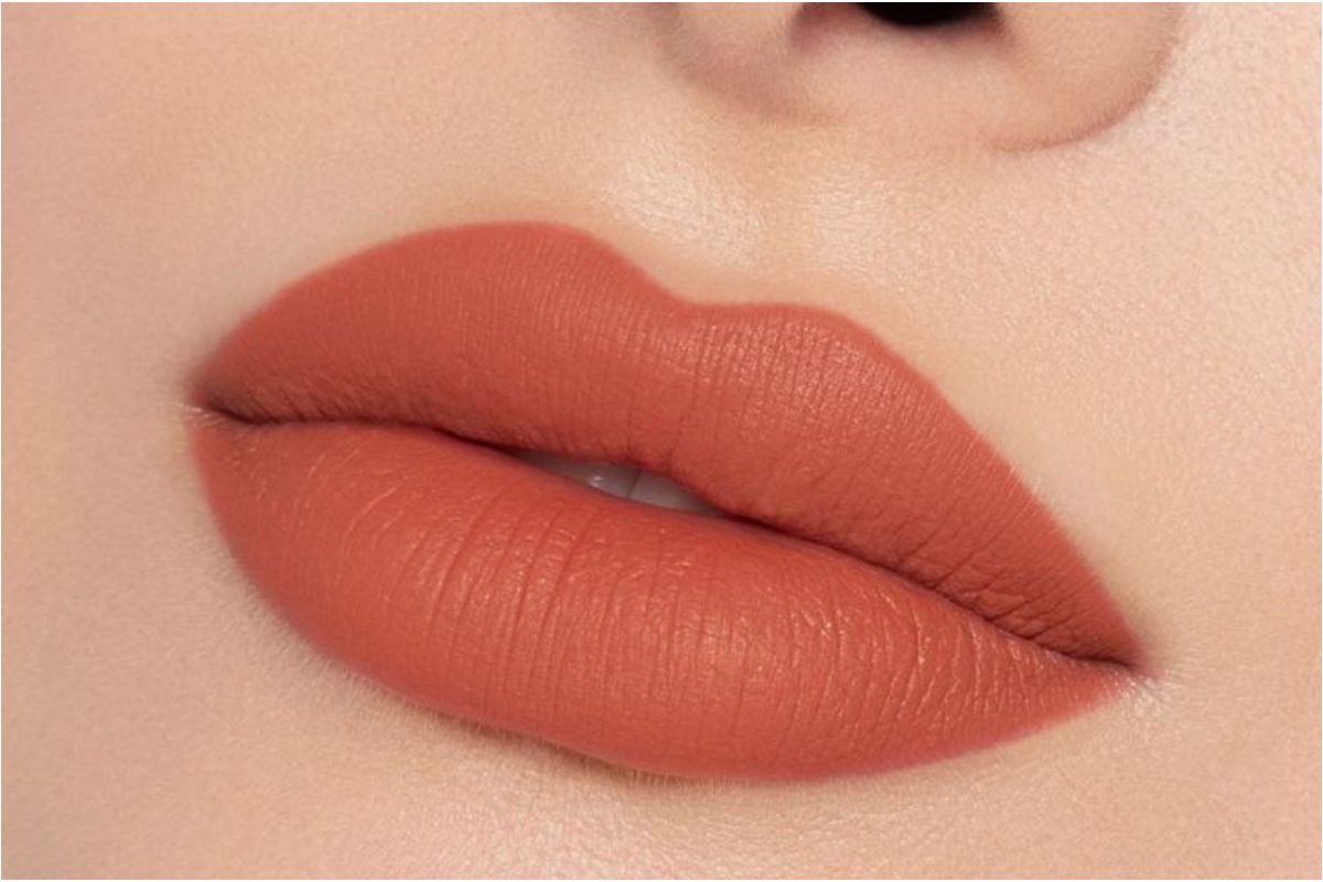 Cosmic Coral Mood Shifting Lipstick Trend