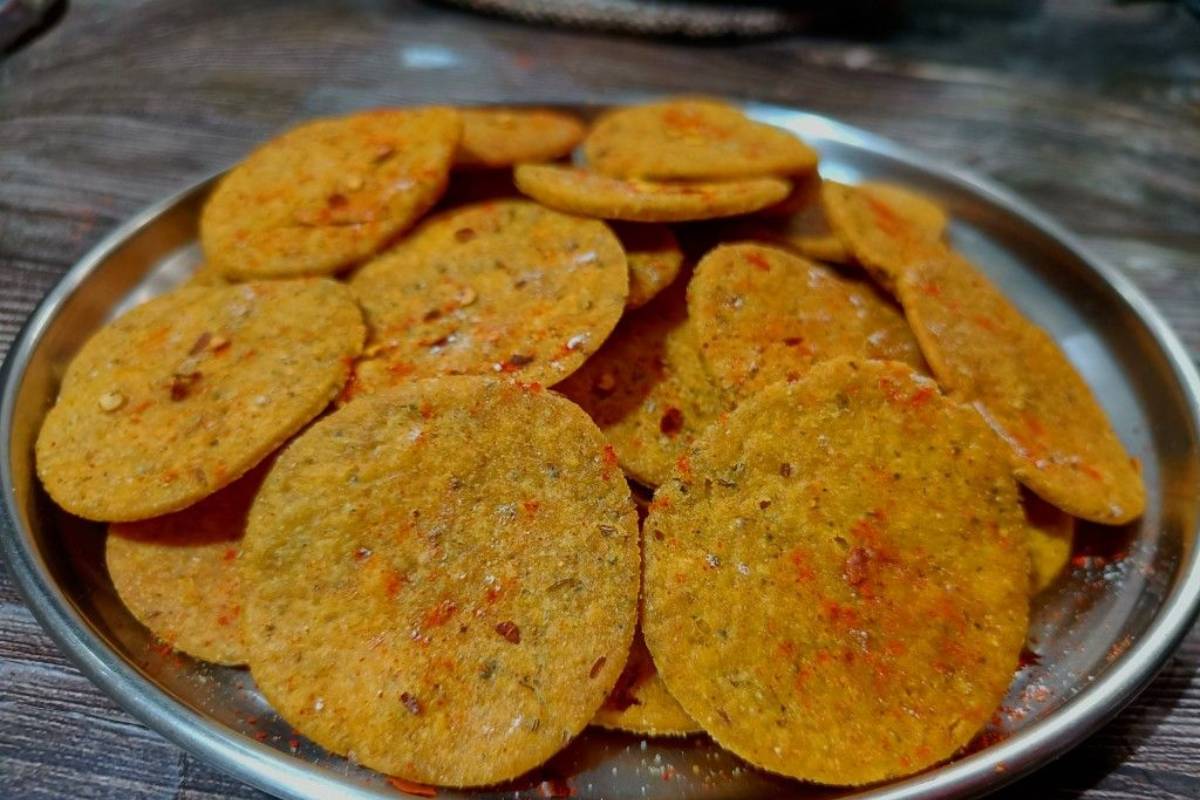 Crispy Masala Bhakri Recipe: खाने का स्वाद हो जाएगा दोगुना एक बार जरूर जरूर चखें क्रिस्पी मसाला भाखरी का स्वाद 1 Crispy Masala Bhakri Recipe: महाराष्ट्र और गुजरात की फेमस मसाला भाखरी कैसे बनाएं?