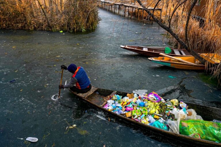 Dal Lake frozen: जम गया डल झील का पानी, कश्मीर में शून्य से 7.5 डिग्री सेल्सियस नीचे गिरा पारा
