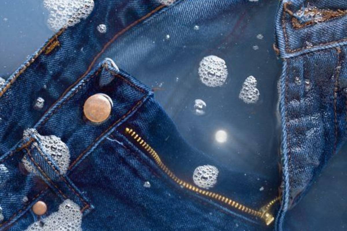 डेनिम जींस और जैकेट धोने के सही तरीके (Right Ways to Wash Denim Jeans and Jackets)