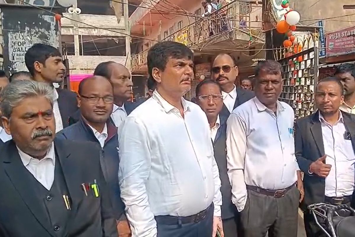 Dhanbad: बार एसोसिएशन का अनिश्चितकालीन हड़ताल शुरू, रास्ता बंद किए जाने से सभी वकील नाराज