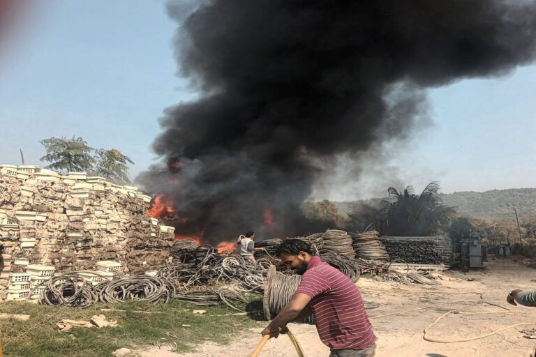 Dhanbad Fire News: धनबाद के सरायढेला में जेबीवीएनएल ठेकेदार के गोदाम में भीषण आग, लाखों का सामान राख