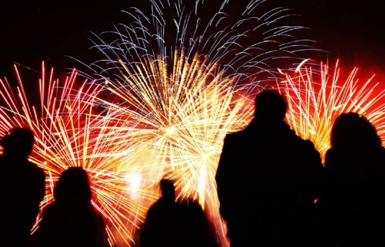 Happy New Year 2026: रात से ही फूटने लगे पटाखे, नये साल के जश्न में डूबा शहर