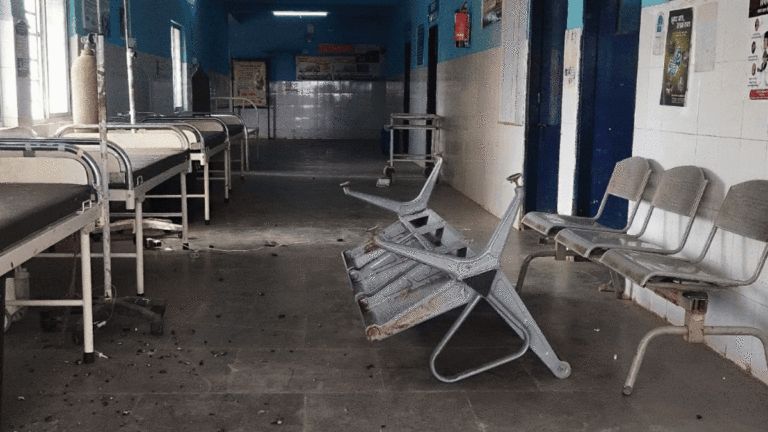 गिरिडीह के सड़क हादसे में छात्रा की मौत के बाद बवाल, पोस्टमार्टम नहीं होने पर ट्रामा सेंटर में तोड़फोड़