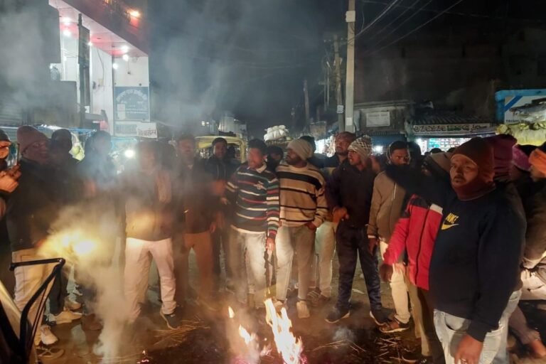 Hazaribagh: पुलिस पर ड्रग्स कारोबार को प्रोटेक्शन देने का आरोप, युवाओं ने गुस्से में फूंका पुतला