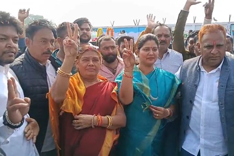 Dhanbad Mayor Election: पूर्व मेयर इंदु सिंह ने भरा पर्चा, समर्थकों संग किया रोड शो