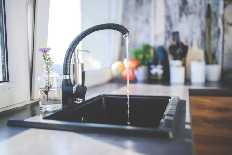 Kitchen Vastu Tips: किचन में रखी ये चीजें बन सकती हैं आपकी तरक्की में बाधा, आज ही हटा लें वरना बढ़ेगा कर्ज