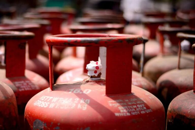 LPG Price Hike: नई साल में गैस की कीमतों का तगड़ा झटका, जानिए कहां कितनी बढ़ी या घटी कीमतें