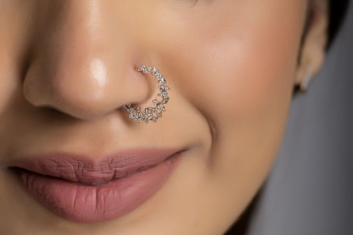 Latest Nose Pin Designs: चेहरे की खूबसूरती बढ़ा देंगे नोज पिन के ये लेटेस्ट डिजाइन 1 Latest Nose Pin Designs
