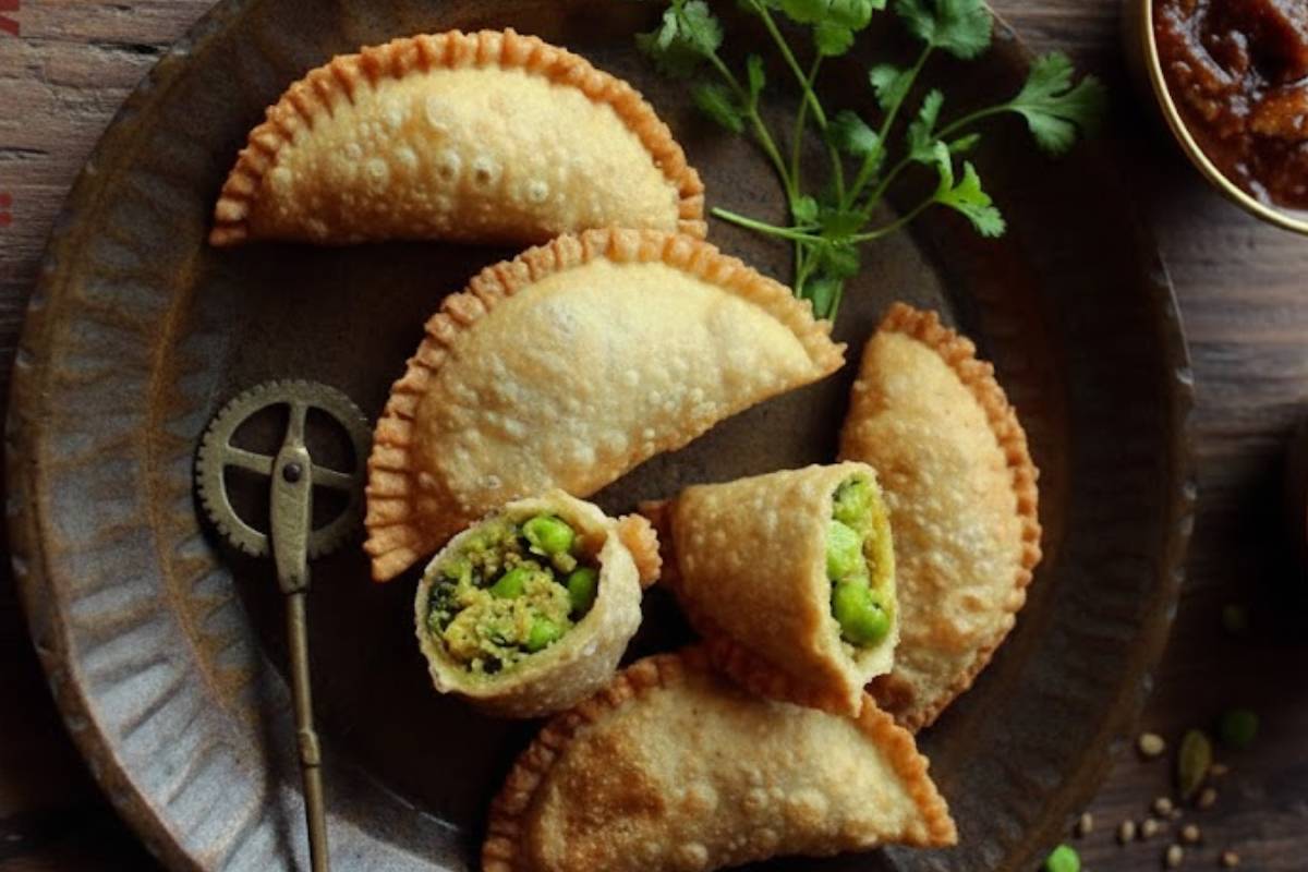 Matar Gujiya Recipe: मकर संक्रांति और लोहड़ी पर बनाएं हरे ताजे मटर से नमकीन मटर गुझिया, सबको पसंद आएगा ये Yummy Twist 2 Matar Gujiya Recipe: नमकीन मटर गुझिया बनाने की विधि हिन्दी में