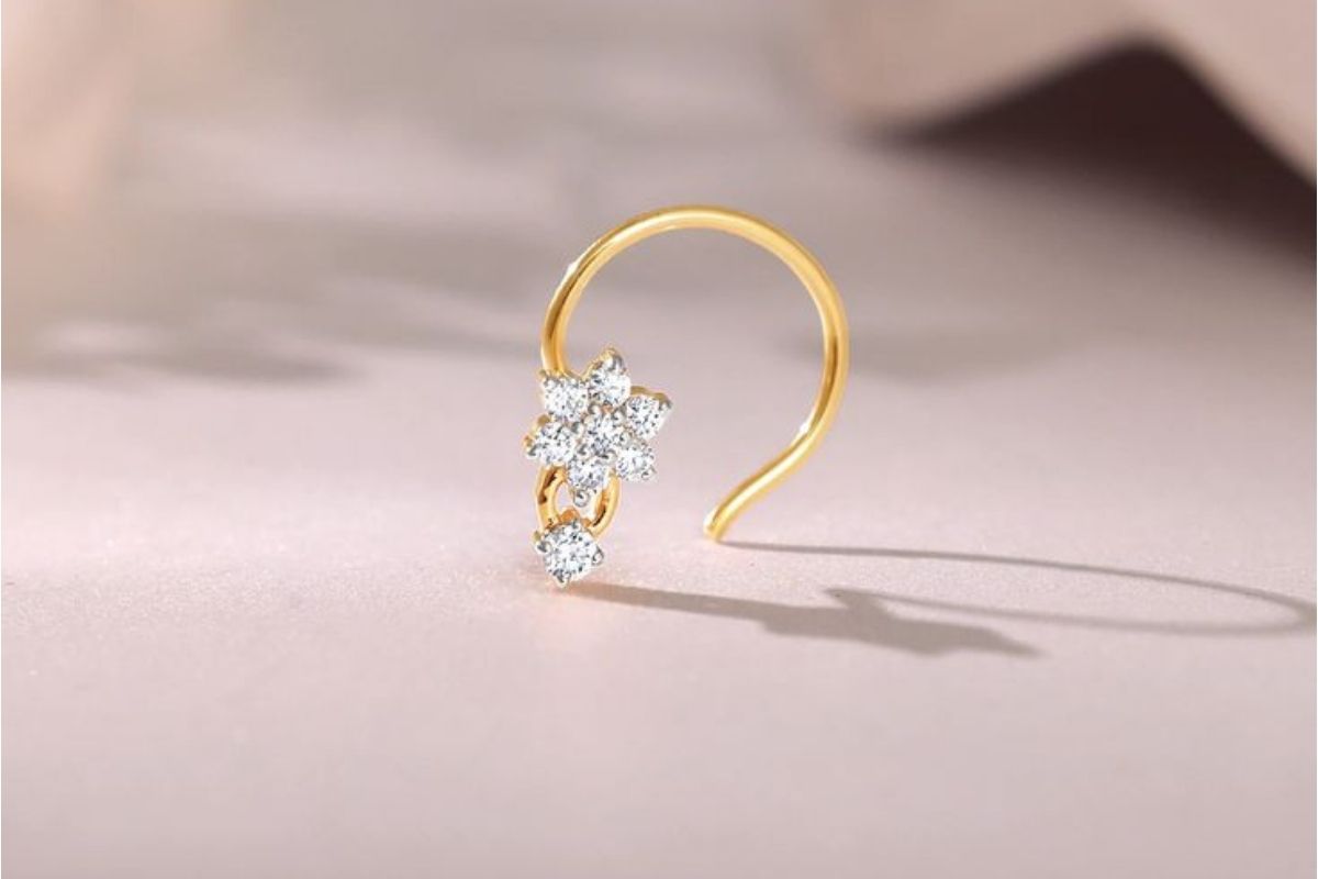 Latest Nose Pin Designs: चेहरे की खूबसूरती बढ़ा देंगे नोज पिन के ये लेटेस्ट डिजाइन 2 Minimalist Single Diamond Stud Nose Pin Designs
