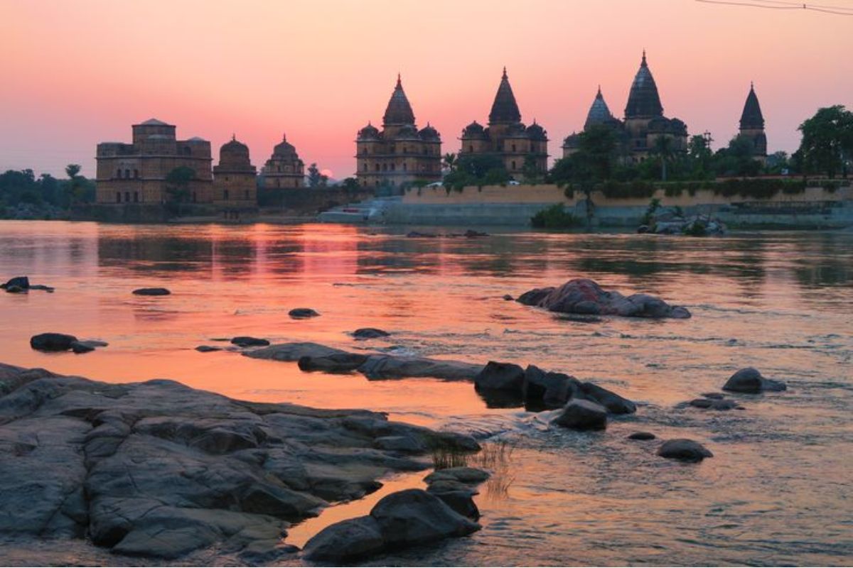 Valentine Week Special Tourist Destination: पार्टनर के साथ बिताएं सुकून के पल, ये हैं भारत की सबसे रोमांटिक और अनसुनी जगहें 5 Historical Vibes In Orchha. Spend A Quiet Evening By The River
