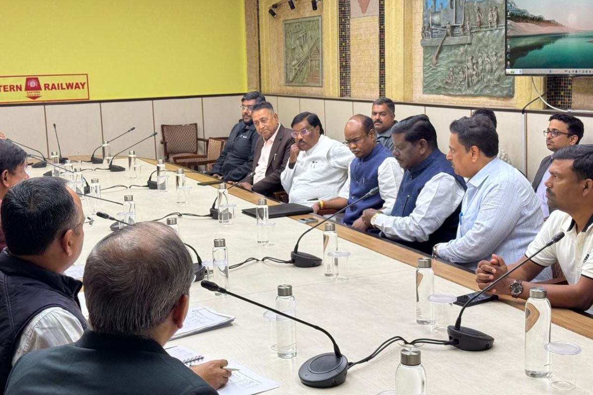 Pakur: रेलवे साइडिंग से फिर शुरू हुई कोयला-पत्थर की ढुलाई, हाई लेवल बैठक के बाद बनी सहमति