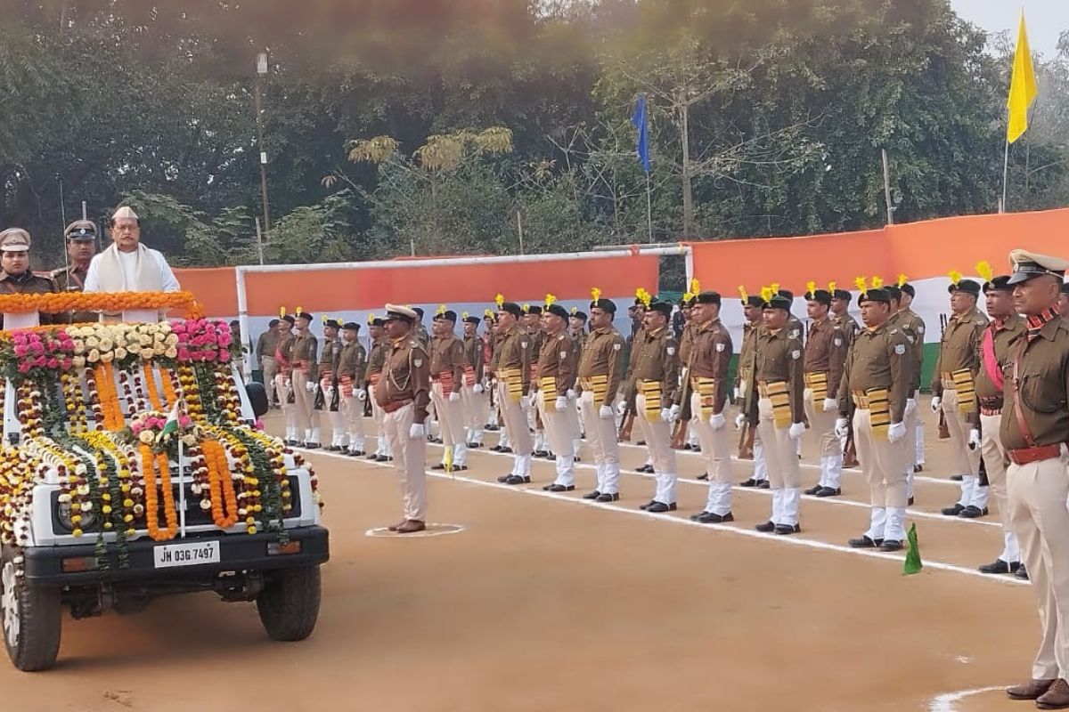 पलामू में गणतंत्र दिवस का मना जश्न, पुलिस स्टेडियम में लहराया तिरंगा, बोले वित्त मंत्री- संविधान हमारी विरासत