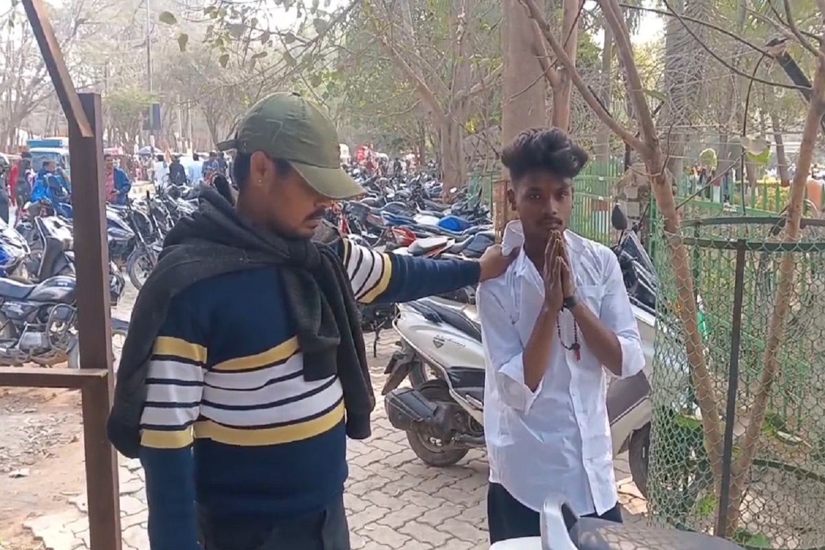 रांची के मोरहाबादी में स्कूटी हाथ साफ कर रहा था गाड़ी चोर, रंगेहाथ पकड़ा गया